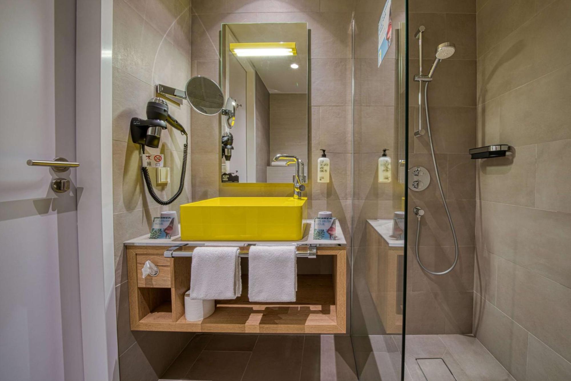 Ninetynine Amsterdam Airport Hotel 4*