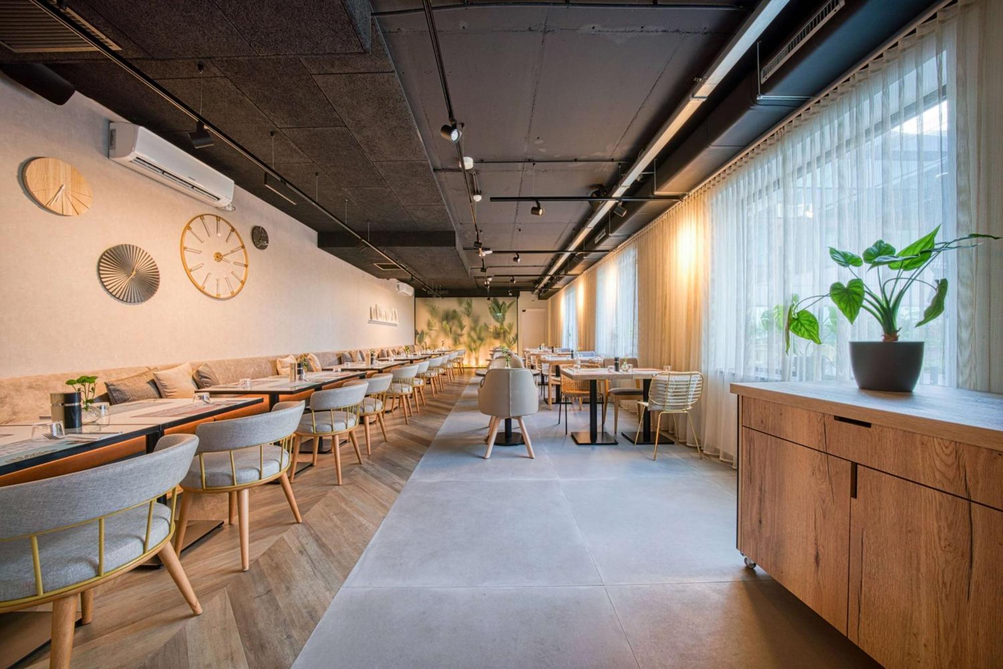 Ninetynine Amsterdam Airport Hotel 4*